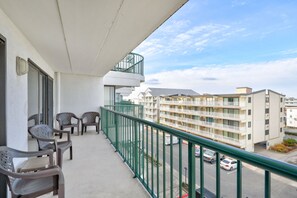 Property grounds - Summer Beach 404 is a Beach front Family vacation Dream! (Ocean City)