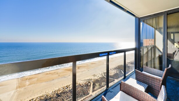 Un balcón con vistas a la playa y al océano.