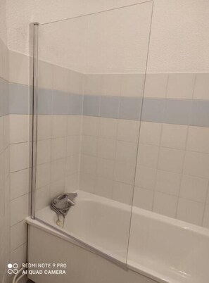 Haartrockner, Handtücher, Toilettenpapier