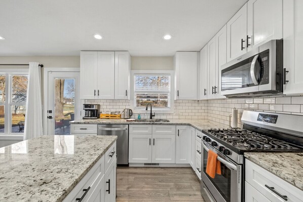 Køleskab, mikrobølgeovn, ovn, kogeplade