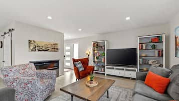 Een smart-tv en een open haard