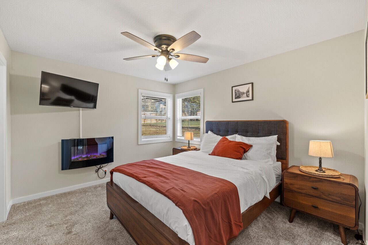 3 bedrooms, desk, iron/ironing board, travel crib