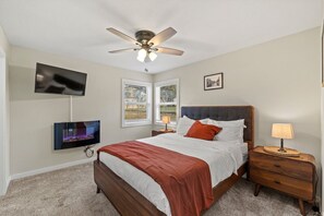 3 bedrooms, desk, iron/ironing board, travel cot