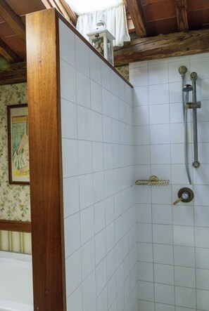 Dutxa, assecador de cabells, bidet i tovalloles