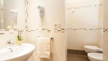 Dusche, Regendusche, Haartrockner, HandtĂŒcher