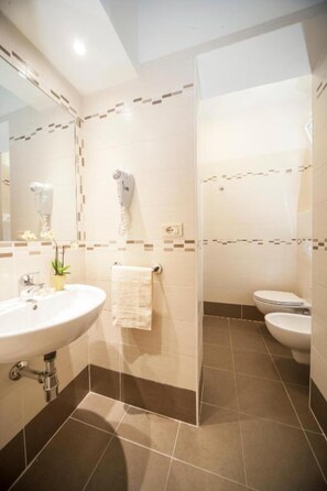 Douche, douche à « effet pluie », sèche-cheveux, serviettes fournies