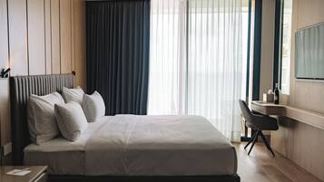 Deluxe Room | Bathroom | Shower, rainfall showerhead, hair dryer, bathrobes