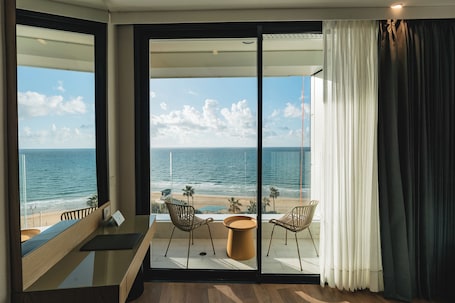 Deluxe Room | 1 bedroom, pillowtop beds, minibar, in-room safe