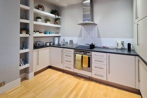 ثلاجة، ميكروويف، فرن، ماكينة لصنع القهو�ة/الشاي