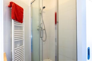 SĂšche-cheveux, serviettes fournies, papier toilette