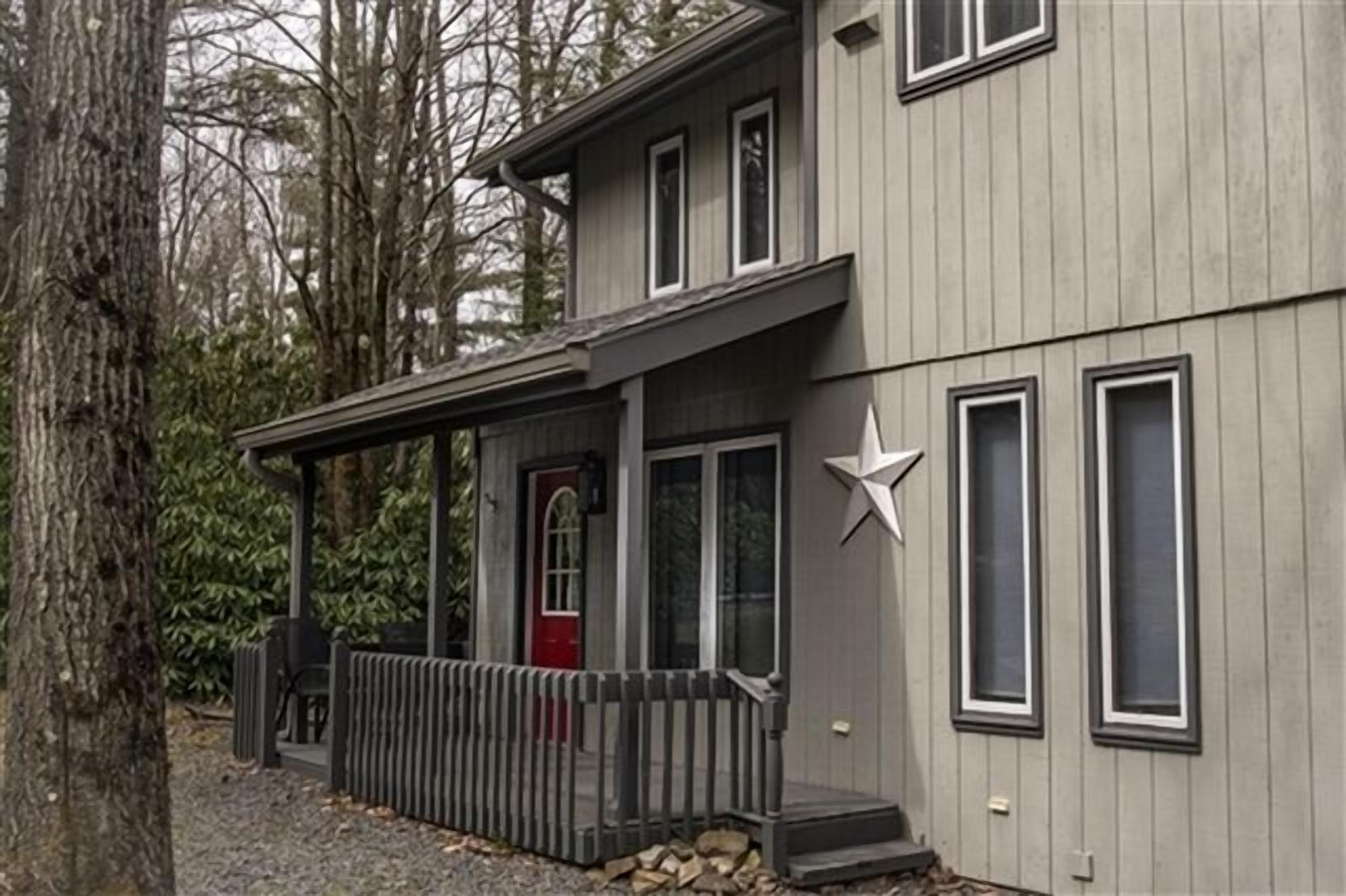 Lakefront! Large lakefront home, familyroom, sunroom, with decking to enjoy the view!