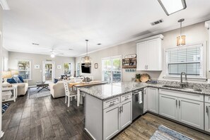 Interior - 1 block to beach! Walk or bike to restaurants, coffee shops, bars, and boutiques (Santa Rosa Beach)