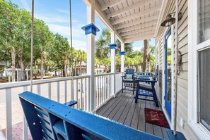 Property grounds - 1 block to beach! Walk or bike to restaurants, coffee shops, bars, and boutiques (Santa Rosa Beach)