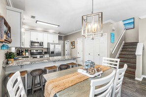 Fridge, microwave, oven, stovetop - 1 block to beach! Walk or bike to restaurants, coffee shops, bars, and boutiques (Santa Rosa Beach)
