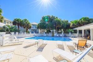 Outdoor pool, a heated pool - 1 block to beach! Walk or bike to restaurants, coffee shops, bars, and boutiques (Santa Rosa Beach)