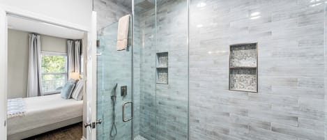 Dusj, hårføner, håndklær og såpe