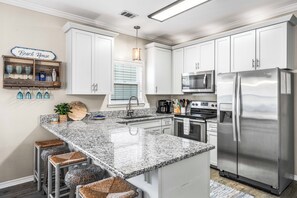 Fridge, microwave, oven, stovetop - 1 block to beach! Walk or bike to restaurants, coffee shops, bars, and boutiques (Santa Rosa Beach)