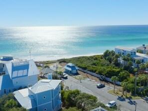 Sun loungers, beach towels - 1 block to beach! Walk or bike to restaurants, coffee shops, bars, and boutiques (Santa Rosa Beach)