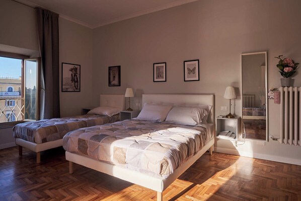 غرفة رباعية مريحة | خزنة داخل الغرفة وستائر تعتيم ومكواة/لوح كي وواي فاي مجانًا