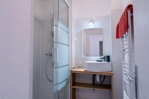 Dusche, Handtücher, Toilettenpapier