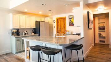 Een koelkast, een magnetron, een oven, een kookplaat