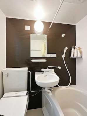 Combined shower/tub, rainfall showerhead, free toiletries, hair dryer - Izumisano Home (Izumisano)