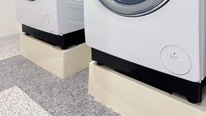 Two front-loading washing machines in a showroom with a tiled floor. - Izumisano Home (Izumisano)