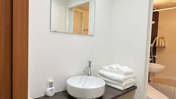 Economy Apartment | Bathroom | Combined shower/tub, rainfall showerhead, free toiletries, hair dryer