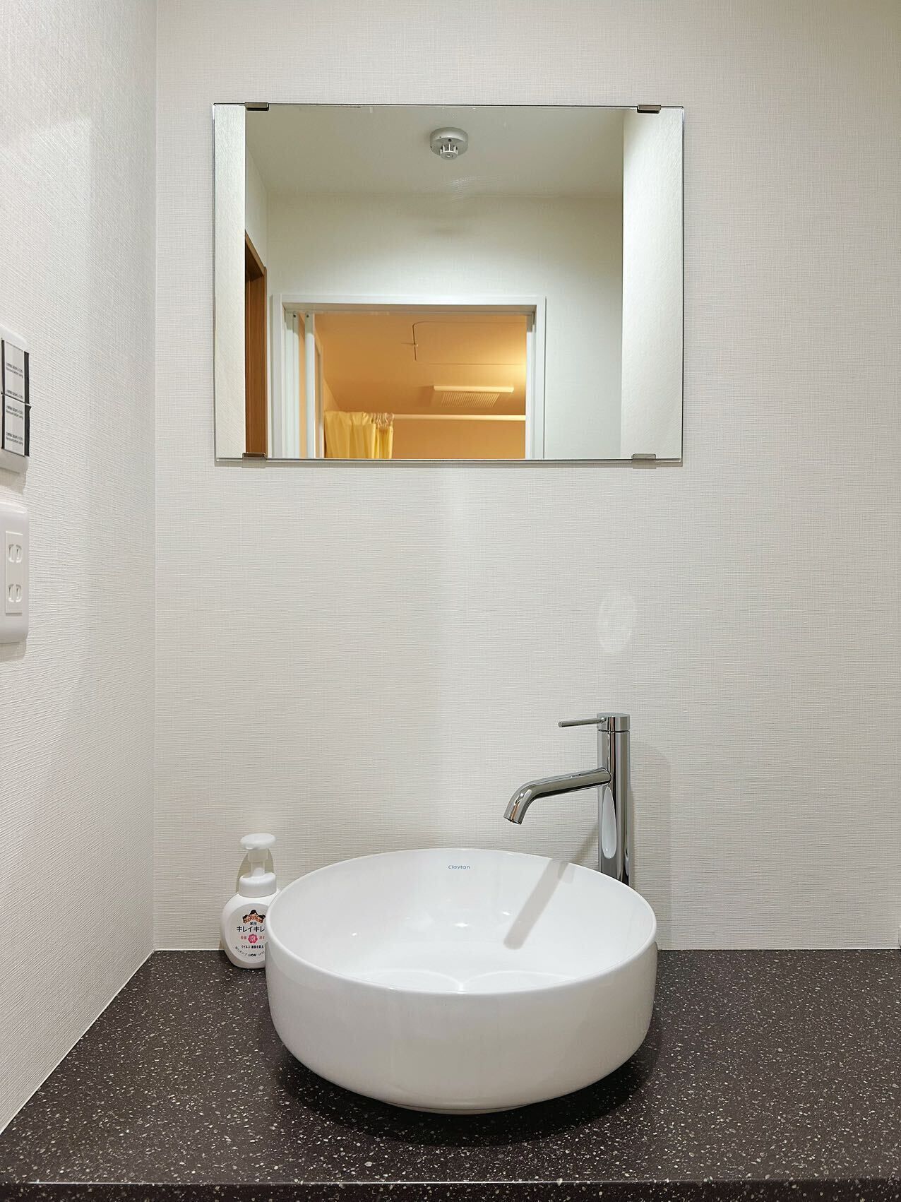 Deluxe Apartment | Bathroom | Combined shower/bathtub, rainfall showerhead, free toiletries