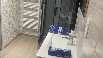 Douche, sèche-cheveux, serviettes fournies, savon
