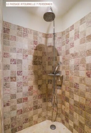 Haartrockner, Handtücher, Seife, Toilettenpapier