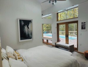 4 bedrooms, desk, iron/ironing board, travel cot