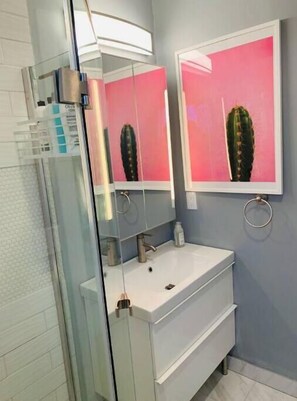 Een haardroger, handdoeken, zeep, shampoo