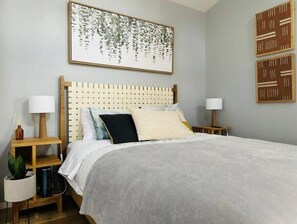 1 slaapkamer, een strijkplank/strijkijzer, gratis wifi, beddengoed