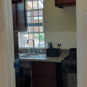 Comfort Studio | Private kitchen | Fridge, microwave, cookware/dishes/utensils, cleaning supplies - Taylor's Escape (Ocho Rios)