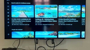 Résultat d’une recherche sur YouTube pour « paysages des Caraïbes », affiché sur un écran de télévision.