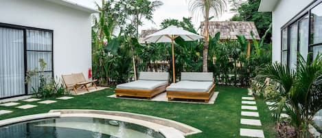 2 outdoor pools