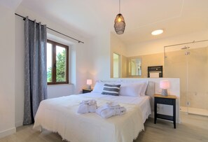 Romantisk svit | Sängtillbehör av högsta kvalitet, bäddmadrasser och minibar