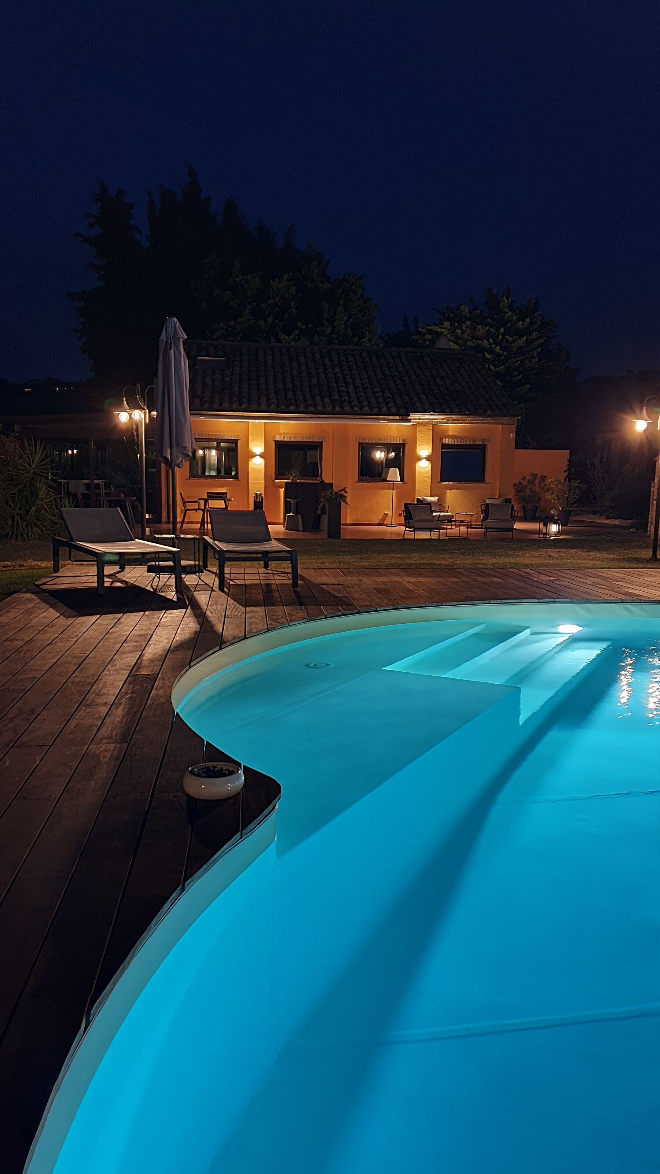 Piscina stagionale all'aperto, ombrelloni da piscina, lettini