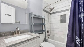 Secadora de cabello, toallas, papel de baño 