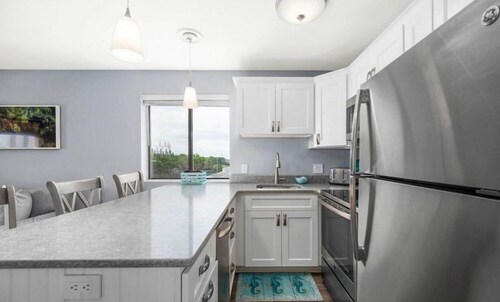 Beachside  Luxury Top-Floor Studio -Two Blocks from the Waves. Linens Included!!