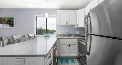 Beachside Luxury Top-Floor Studio -Two Blocks from the Waves. Linens Included!!