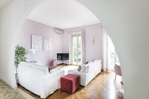 TV - Easylife - Bright and spacious residence in the center of Milan (Milan)