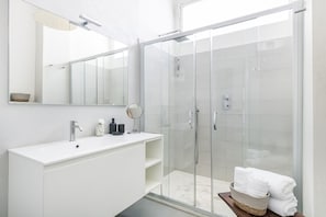 Dusche, Haartrockner, Bidet, Handtücher