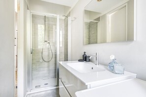 Shower, hair dryer, bidet, towels - Easylife - Bright and spacious residence in the center of Milan (Milan)
