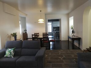 Family House | Living area | 32-inch LED TV with cable channels - Quinta São José da Relva (Ponta Delgada)
