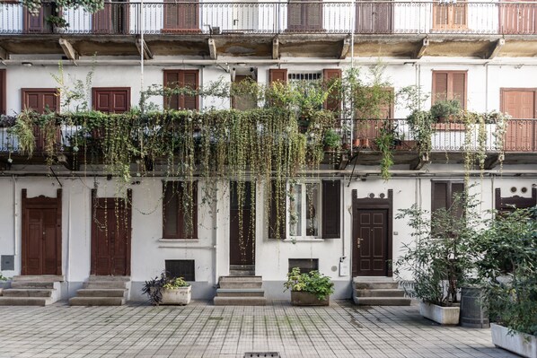 Exterior detail - Prestige Home - near Sub and Train (Milano)