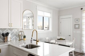 Fridge, microwave, oven, stovetop - Santorini @ The Cove Riverwalk Villas (Wilmington)