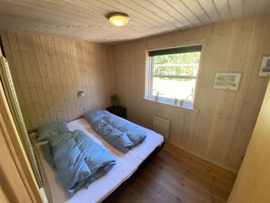 3 bedrooms, iron/ironing board, travel cot, free WiFi