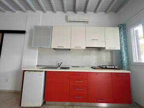 Fridge, cookware/dishes/utensils